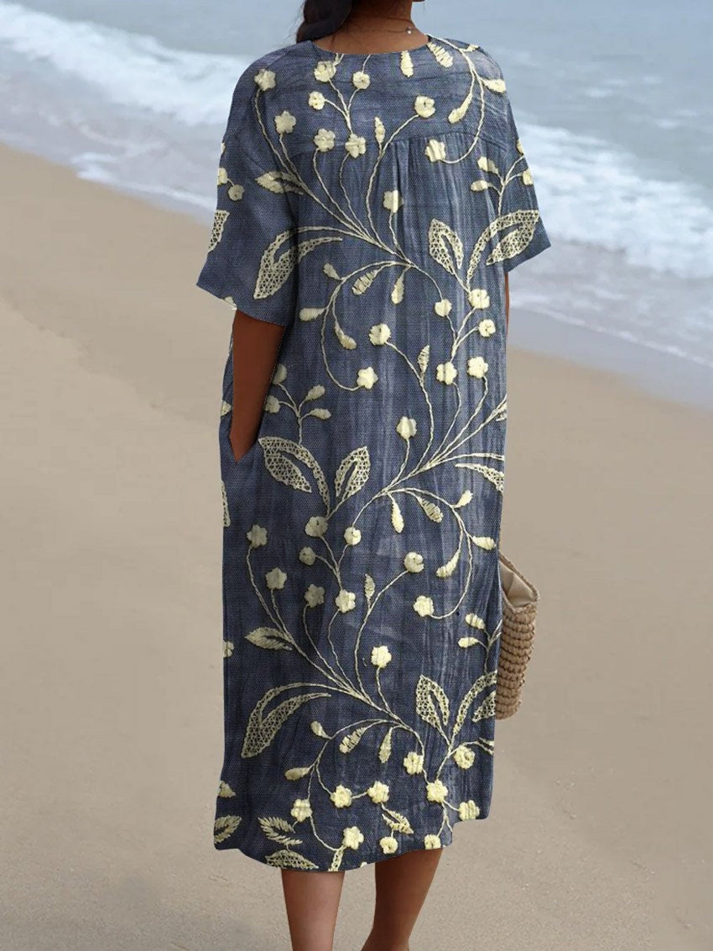 Méliane – Robe fleurie bleu profond et col en V