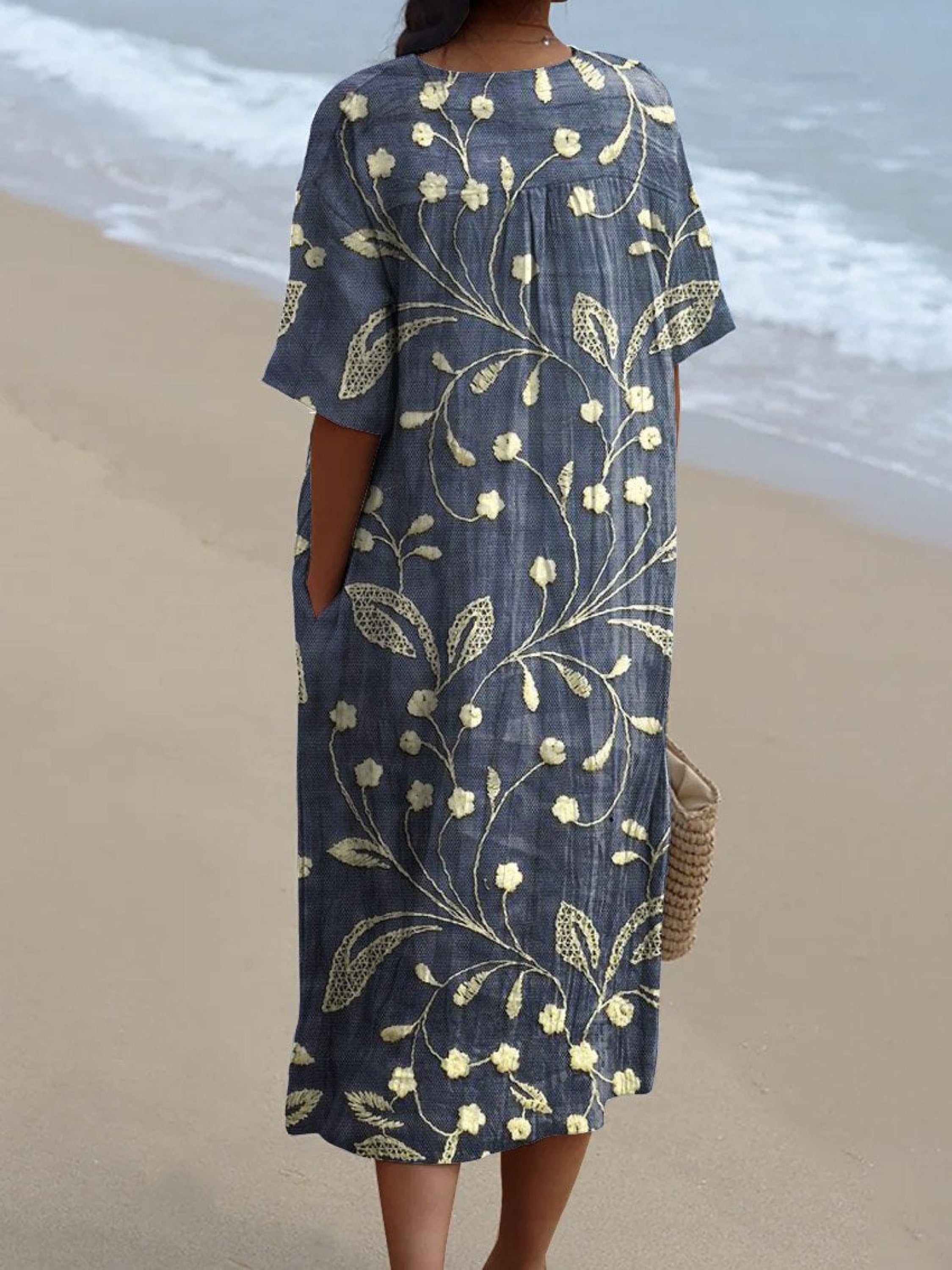 Méliane – Robe fleurie bleu profond et col en V